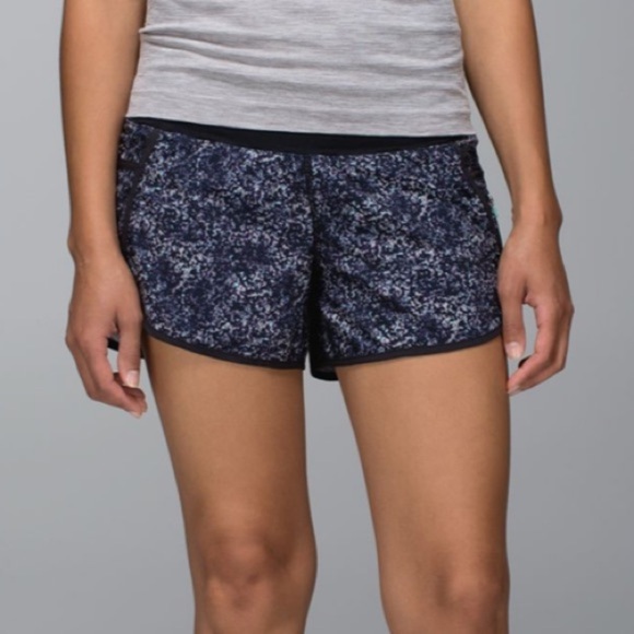 Lululemon Tracker Short II *4-way Stretch
Rocky Road Sand Dune Toothpaste/ Black - Picture 1 of 7